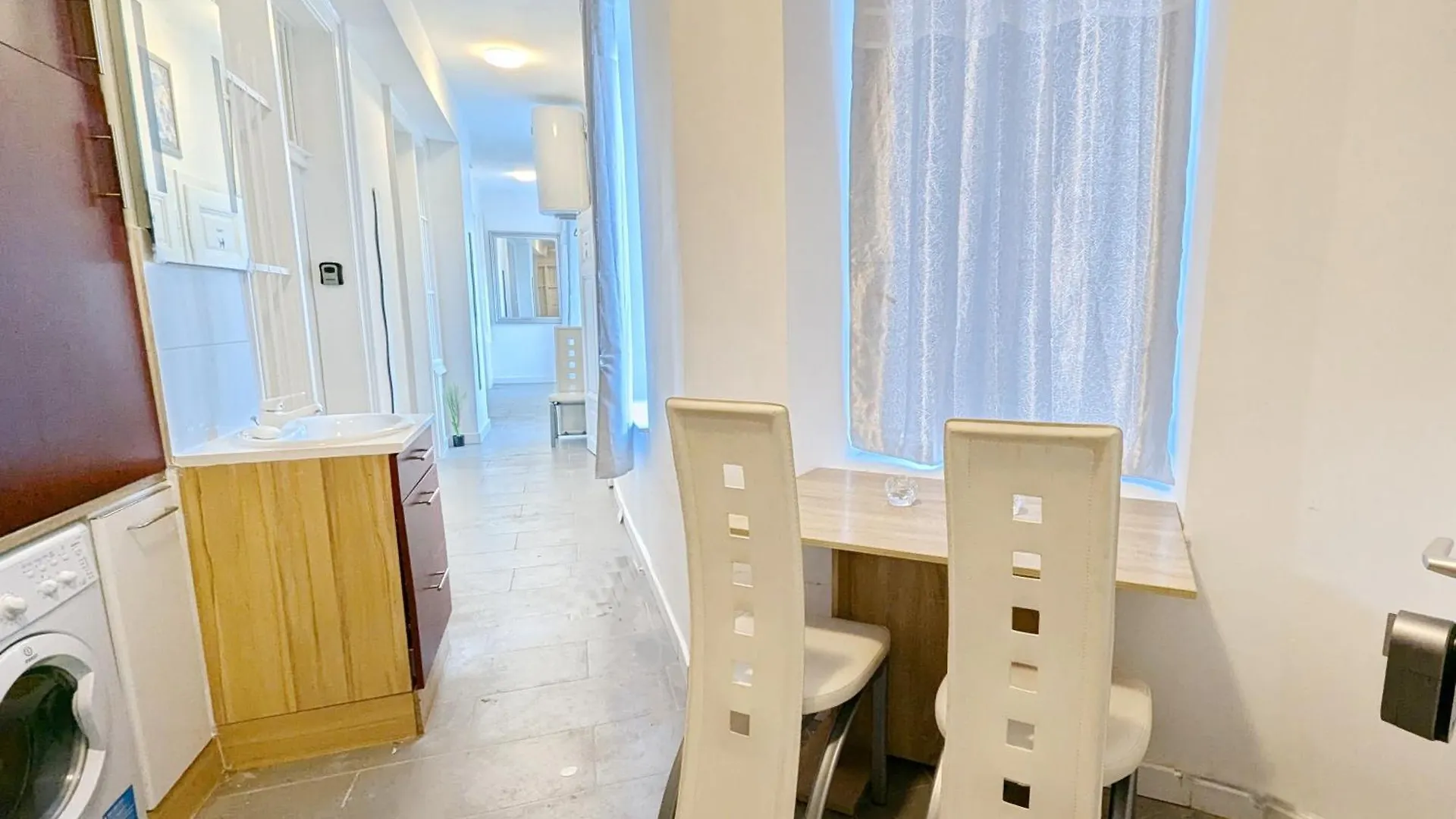 Comfortable Rooms In Lugner City Area Vienna Austria
