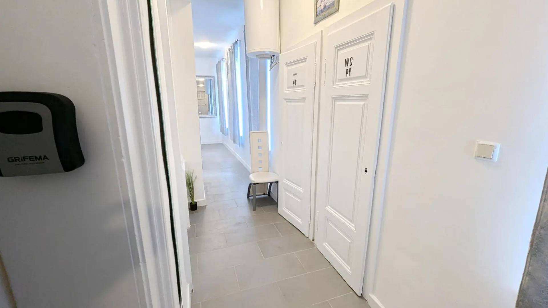Comfortable Rooms In Lugner City Area Vienna Austria
