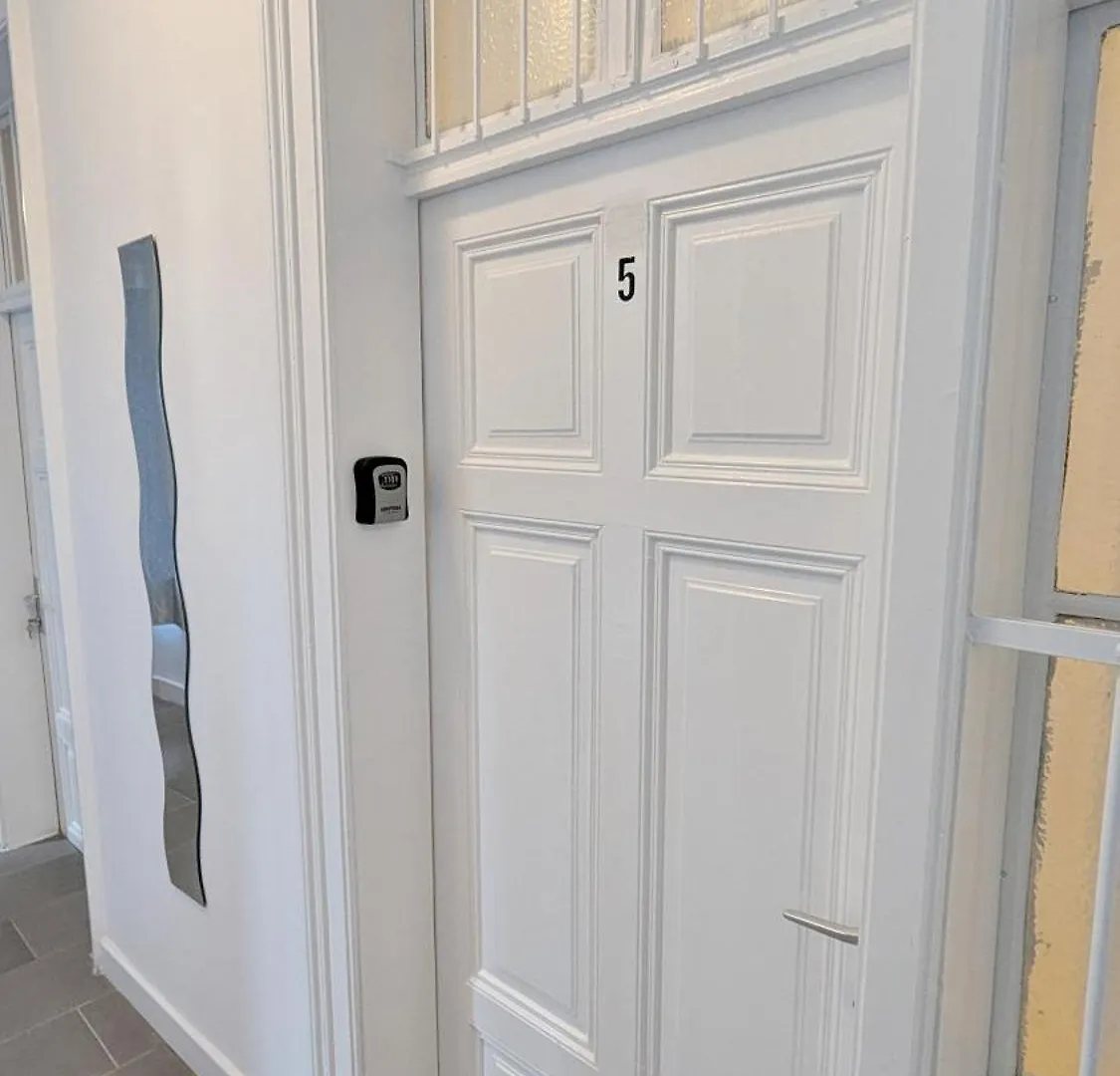 Comfortable Rooms In Lugner City Area contacts